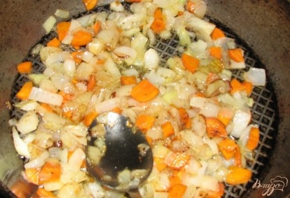 На предварительно разогретую сковороду наливаем подсолнечного масла и выкладываем лук и морковь, доводим до золотистого цвета, практически до готовности, солим, перчим.