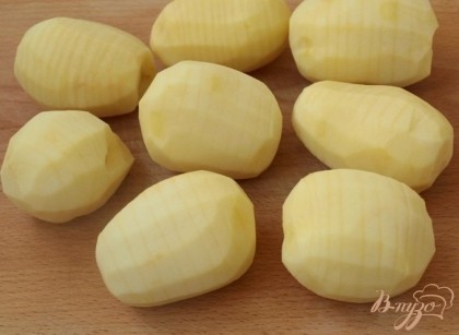Картофель почистить и по кругу сделать надрезы на расстоянии около 5 мм.