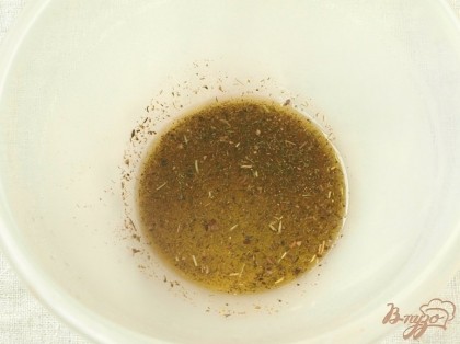 В небольшой ёмкости смешать оливковое масло с солью и смесью ароматных трав.Можно взять готовые смеси или скомпоновать по своему вкусу.