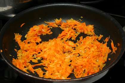 Почистить и мелко нарезать морковь, лук.<p>Промыть и порезать полосками щавель. 