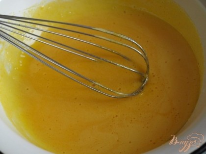 Яйца разделить на белки и желтки.Белки убрать ненадолго в холодильник.100 г сахара взбить с желтками и ванилином.