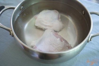 Куриное мясо вымыть. Поместить в кастрюлю и залить кипятком. Я взяла бедра, но можно взять и ножки целиком. Куриное филе не очень подходит для таких блюд.