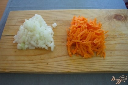 Репчатый лук нарезать мелким кубиком. Морковь натереть на терку. На небольшом количестве масла обжарьте репчатый лук, после добавьте морковь. Пассеруйте все вместе до мягкости.