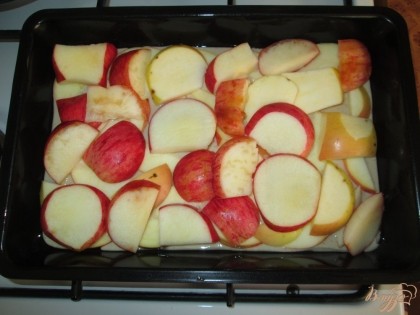 Яблоки порезать на кружочки и выложить равномерно на тесто.
