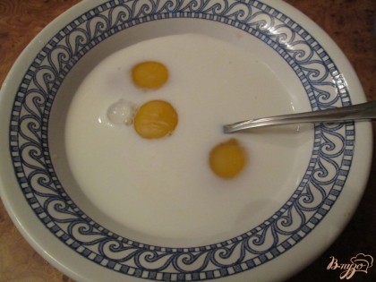 В миску разбить яйца, добавить молоко,