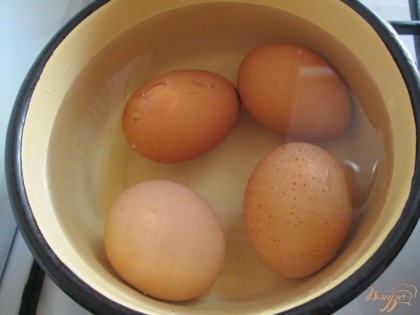 Яйца отварить вкрутую, охладить и почистить.
