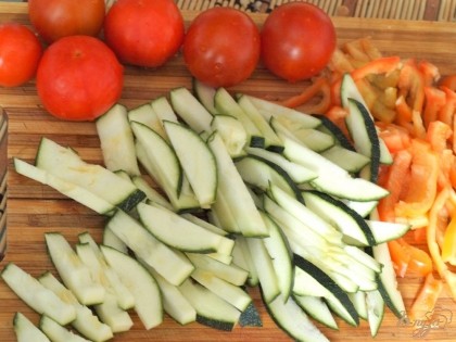 Нарезать овощи: цуккини и перец соломкой,помидоры-черри пополам.