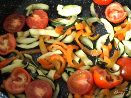 Овощи посыпать сахаром и обжарить на сковороде гриль,затем посолить и поперчить.