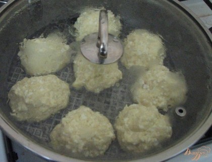На предварительно разогретую сковороду наливаем подсолнечное масло, чтоб покрыло дно. Выкладываем сформированные ложкой кружочки на сковороду и накрываем крышкой.