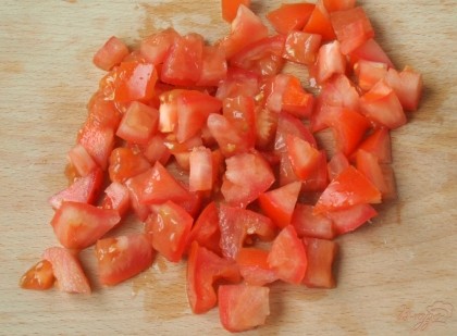 За это время нарезать кубиками помидоры и приготовить заправку.