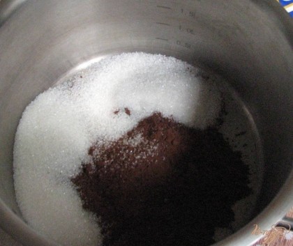 Приступим к приготовлению. Для начала подготовим все необходимые ингредиенты: это качественное, желательно домашнее молоко, какао и сахар. Начнем приготовление с того, что смешаем сахар и какао, чтоб все сахаринки стали коричневого цвета.
