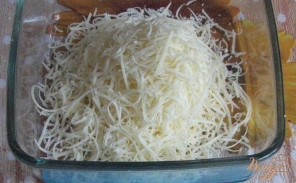 Итак, для приготовления нам необходимо иметь в холодильнике твердый сыр. Желательно солоноватых сортов. Мой выбор пал на Буковинский сыр местного производителя, он настолько натуральный, что даже пахнет молоком. Итак, натрем его на мелкой терке.