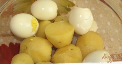 Для начала необходимо отварить картофель в мундире и яйца. Даем им остыть, чистим.