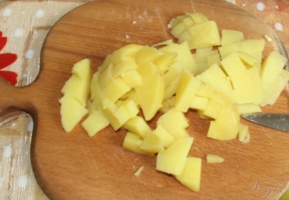 Картофель так же небольшими кусочками. Складываем нарезанные продукты в салатницу.