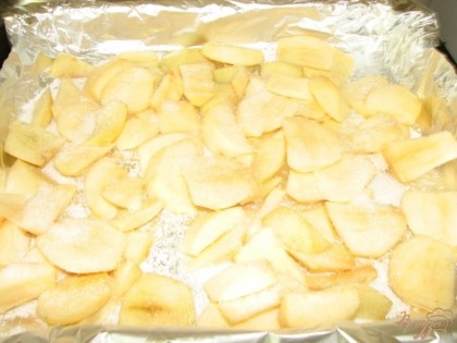 Яблоки выкладываем на противень, застеленный фольгой, чтоб яблоки не пригорели. Посыпаем горстью сахара, чтоб пустили сок, и при выпечке образовалась карамель.