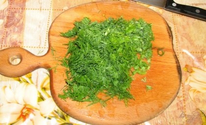 Время зелени. Я считаю, чем больше зелени – тем вкуснее и полезнее будет салатик!!!! Моем зелень, слегка просушиваем и шинкуем на дощечке. Добавляем в салат.