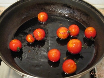 Пока жарятся котлеты, помыть помидоры черри. На отдельной сковороде нагреть оливковое масло, положить помидоры и слегка обжарить (не больше 1 мин). В этом же масле, в котором жарились помидоры черри, обжарить нарезанные кубиками оставшиеся 2 ломтика белого хлеба до золотистой корочки.