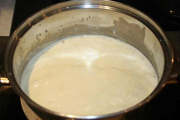Готовим соус.<p>Муку слегка подсушить на сковороде, без изменения цвета.<p>Пересыпать муку, в сосуд для приготовления соуса, добавить масло и растереть. Добавить теплое молоко и все размешать добавляя соль по вкусу, сахар. Довести до кипения и проварить 7 минут.