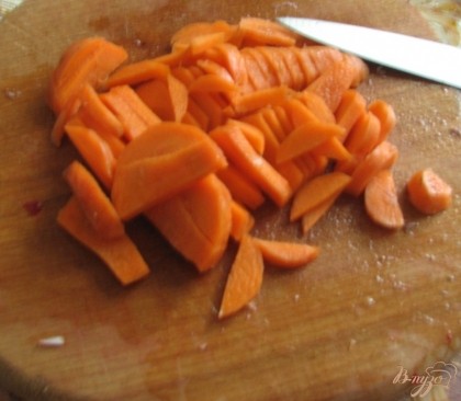 Морковь чистим, моем и нарезаем кусочками. Так же отправляем в бульон.