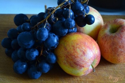 Яблоки нарезать на дольки, виноград снять с грозди.