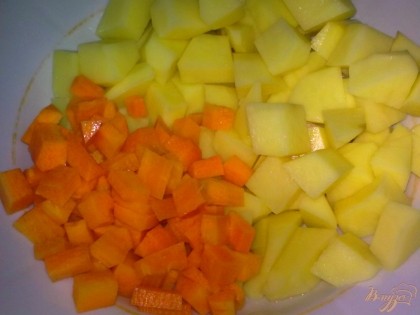 Картофель очистить, помыть и нарезать кубиками.Морковь очистить, помыть и нарезать кубиками.