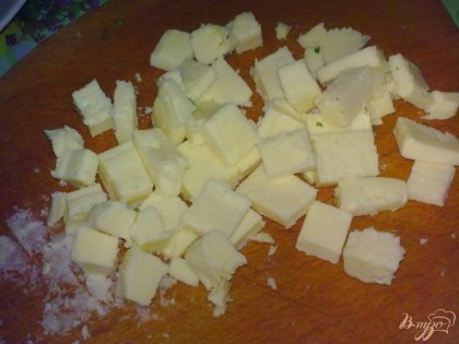 Сыр плавленый нарезать пластинками или кубиками. Также можно натереть на крупной терке.
