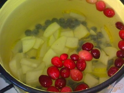 Сложить грушу, виноград и клюкву в кастрюлю. Добавить сахар и воду, довести до кипения и снять с огня.