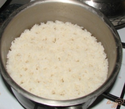 Далее необходимо приготовить рис до полуготовности. Очень важно соблюсти пропорцию риса и воды – на одну часть риса – две части воды. Готовиться рис на медленном огне, около 15-20 минут. По готовности я добавляю в рис кусочек сливочного масла, чтоб он был более рассыпчатый.