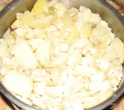Предварительно отваренный в мундире картофель необходимо почистить от кожуры и так же нарезать мелкими кубиками. Складываем так же в кастрюлю.
