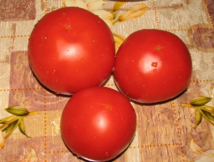 Берем три сочных и спелых помидора, обдаем их кипятком и снимаем с них кожицу.