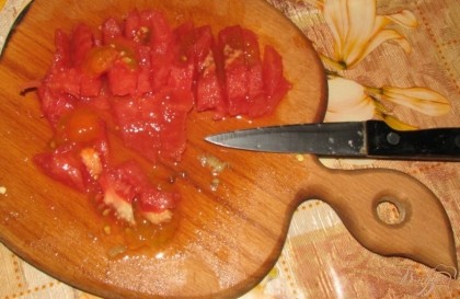 Нарезаем помидорки тонкими кубиками.