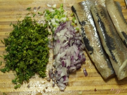 Мелко порезать лук - фиолетовый и зелёный.Подготовить филе сельди.