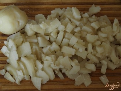 Сварить картофель и нарезать его кубиками.