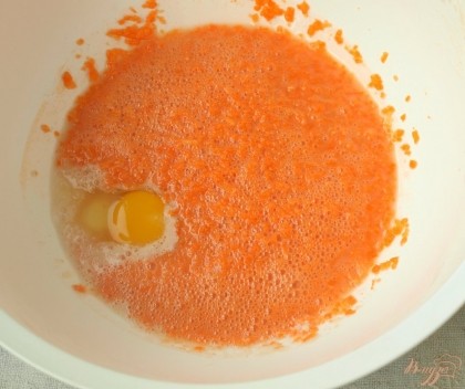 В тёплой воде растворить дрожжи с сахаром,когда поднимутся в смесь вбить яйцо и всыпать мелко пюрированную морковь.