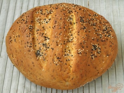 Готово! Выпекать хлеб 35-40 минут при 180 градусах до румяной корочки.Выложить хлеб на решётку,накрыть полотенцем и остудить. Приятного аппетита!
