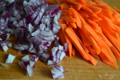 Морковь и луковицу нарезать.