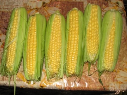  Итак, для приготовления кукурузы- необходимо выбрать вкусные, сочные молодые початки, желательно в листве, она пригодиться нам для варки.