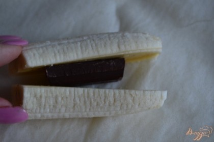 На лист теста уложить кусочек банана разрезанный еще на две части с шоколадом внутри.