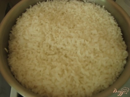 Для приготовления этого блюда важно правильно выбрать и приготовить продукты. Одним из основных моментов является приготовление риса. Я это делаю таким образом: на один килограмм риса для суши (важно, чтоб рис был специальный кругленький) нужно взять ровно один литр воды. Заливаем рис водой и ставим на сильный огонь на 10 минут, чтоб вода закипела и обязательно с открытой крышкой. Далее, накрываем крышкой нашу кастрюлю и делаем самый маленький огонь, чтоб рис как бы томился, таким образом, варим еще 10-15 минут. После этого выключаем и даем рису настояться еще 10-15 минут. Рис готов. Он будет идеально «лепиться» на листы нори.