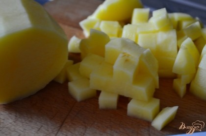 Картофель нарезать на кубики.