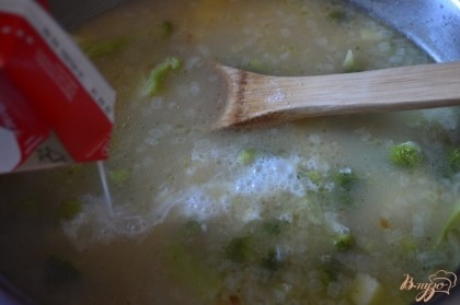 Влить сливки. Проварить еще пару минут и суп готов.