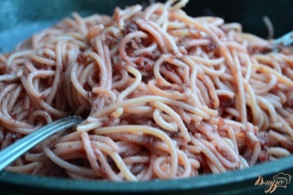 Выложить отварные спагетти, аккуратно перемешать. Соль и специи добавляем по вкусу.