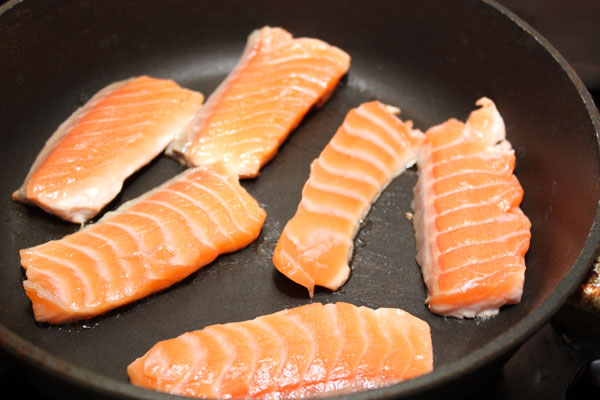 Рыбное филе режем ломтиками и обжариваем с обеих сторон в течение нескольких минут. Подавать хорошо с лаймом или лимоном.