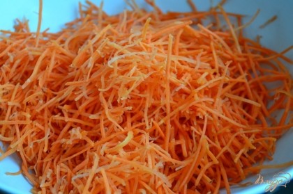 Морковь натереть соломкой и уложить в салатник.