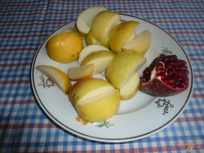 Яблоки нарезаю (без сердцевины, конечно) на крупные дольки, у граната отделяю зерна.