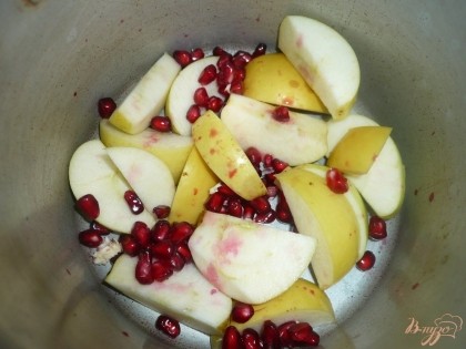 В кастрюлю выкладываю яблоки и зерна граната, заливаю водой, довожу до кипения.