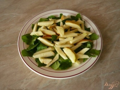 Яблоко берем несладкое, моем его, нарезаем небольшими брусочками, выкладываем на салат.