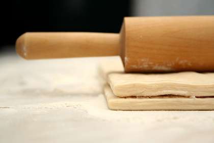 Разморозить тесто. Тесто лучше брать отдельными пластами или поделить его на две равные части.