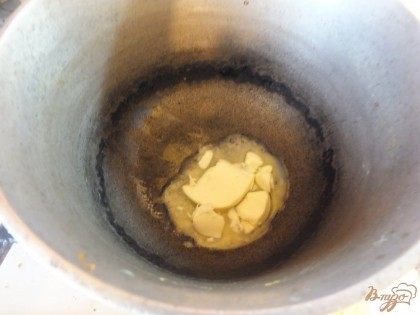 В казанке топим сливочное масло на половину и кладем тыкву.