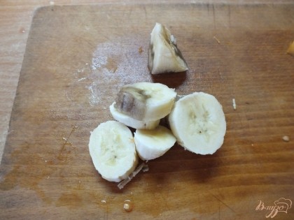 Банана нарезаем дольками в 0.5-1 см толщиной.